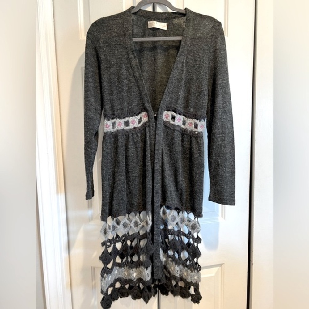 Gorgeous💕Crocheted Gray Duster / Sweater / Cárdigan w White & Pink Accents